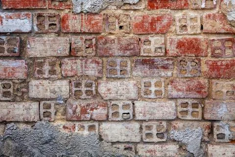 Damaged brick wall. Stockfoto's