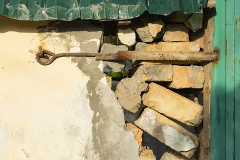 Damaged Brick Wall with Rust and Decay Stock-Fotos