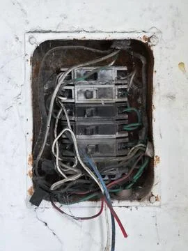 Damaged ceiling corner with peeling paint and hanging electrical wire Foto stock