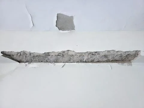 Damaged ceiling with severe peeling paint and exposed concrete Stock-Fotos