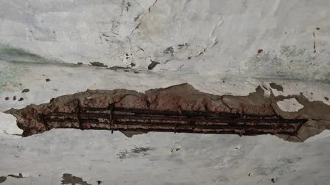 Damaged concrete ceiling with exposed rusted steel rebar reinforcement 스톡 사진