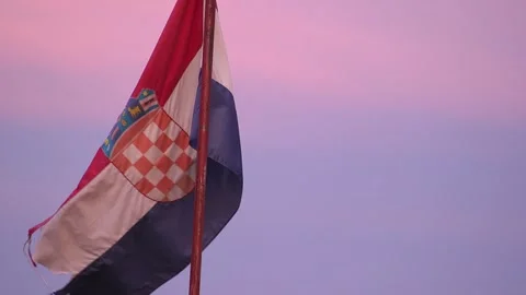 Damaged Croatian flag on the post Vídeos de archivo 290354599