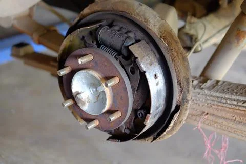 Damaged drum brakes cannot be used. Foto stock