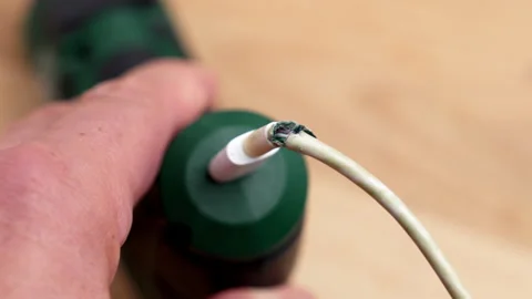 Damaged electrical charging cable of green drill 库存影片 345413965