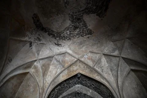 Damaged Historic Dome Ceiling with Exposed Stone Masonry Inside Ancient Med.. Fotos Stock