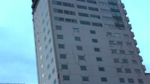 Damaged Inner City Skyscraper at Dusk - Slow Pan 스톡 동영상 12372172