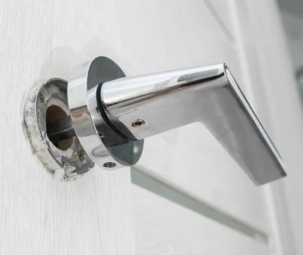 Damaged interior door handle. Poor quality door hardware. Breaking the door. Foto stock