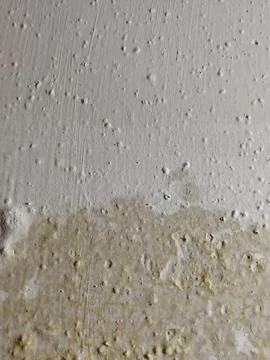 Damaged peeling paint on the interior wall due to water leakage Foto stock