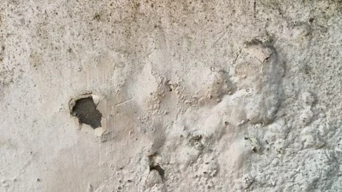 Damaged plaster wall with cracks and peeling paint. 库存影片 347660896