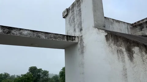 Damaged Wall Paint Outside Home Due to Rain Видео 315625111