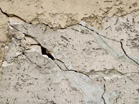 Damaged wall surface. Extensively deteriorated wall displaying surface crac.. Stock Photos