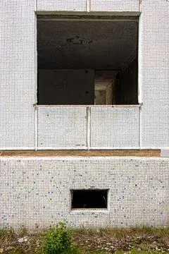 A damaged windows at a abandoned panel house 스톡 사진