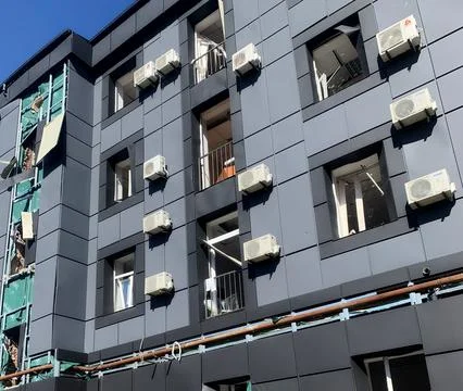 Damaged windows of an office building after a rocket attack. Foto stock