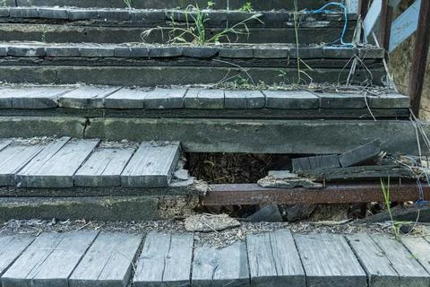 Damaged Wooden Bridge Deck With Structural Deterioration Stockfoto's