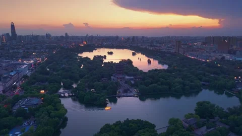 Daming Lake at Sunset: Jinan Cityscape with Chaoran Tower 库存影片 331122903