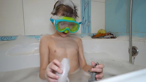 Dan in bath in mask Stock Footage 127683843