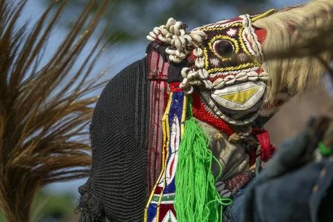 A Dan tribe dancer performs the Kwuya Gblen-Gbe tall mask dance adorned wit.. Stock Photos