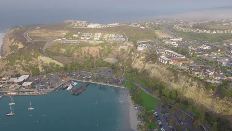 Dana Point Harbor Pullback Aerial of Coastal Bluffs, Sailboats and Ocean View 01 库存影片 347538536
