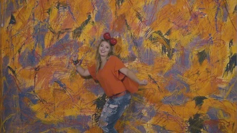 Dance against the wall 6 Stock-Footage 100034652