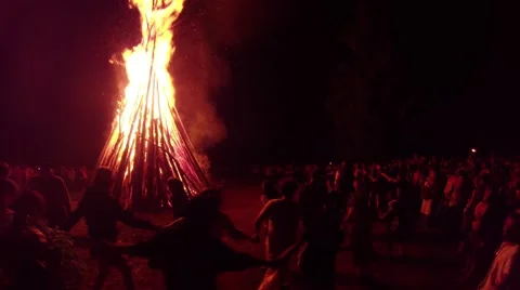 Dance around the great fire during the celebration of the pagan holiday 스톡 동영상 44746879
