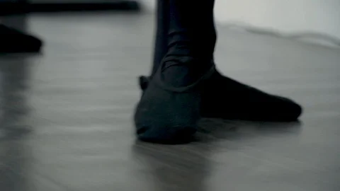 Dance class first steps. Close-up to black pointe shoes. Children's leg makes Vidéo 113530118