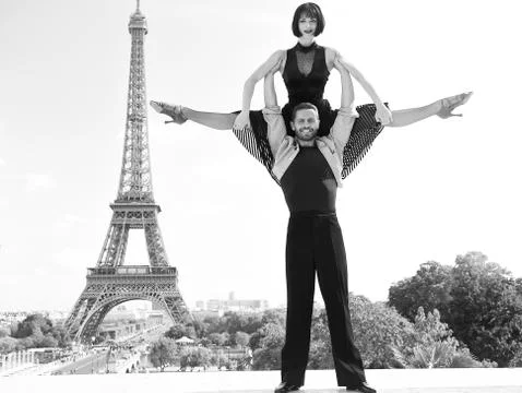 Dance couple in front of eifel tower in paris, france. beatuiful ballroom dance Foto stock