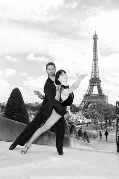 Dance couple in front of eifel tower in paris, france. beatuiful ballroom dance Foto stock