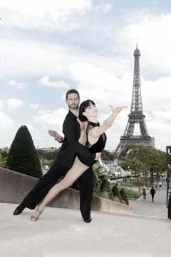 Dance couple in front of eifel tower in paris, france. beatuiful ballroom dance Foto stock