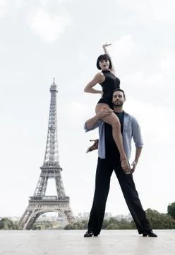 Dance couple in front of eifel tower in paris, france. beatuiful ballroom dance Foto stock