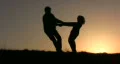 dance couple sunset HD 影片