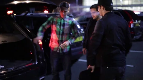 Dance edm dj alesso getting in car at airport nightclub Vídeos de archivo 96419265