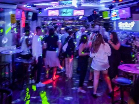 Dance floor scene inside crowded nightclub, albufeira, portugal 스톡 사진