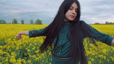 Dance girl at sunset. Stock-Footage 131550509