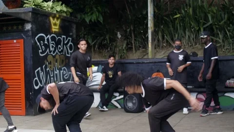 Dance Group Performing In Comuna 13 Medellin Colombia Видео 207753588