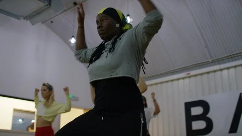 Dance instructor leading a dance studio with a rhythmic dance movement Video stock 118940207