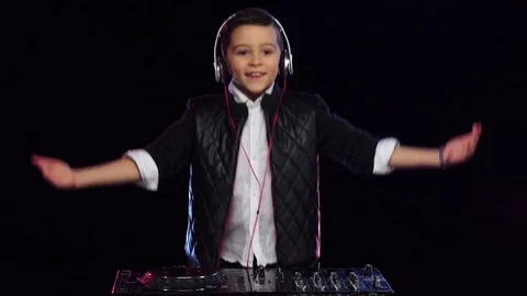 Dance with me, jump asking for young dj. Slow motion Vidéo 75916478