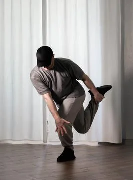 Dance in motion, pose of a man in hip-hop style clothes. Sports dancing guy.. Foto stock