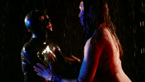 A dance performance at night in the rain by two latex fetishists Vidéo 205032730