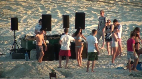 Dance On The Sand Vídeos de archivo 7751614
