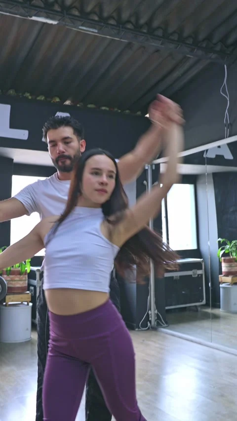 Dance studio scene with young couple practicing. 動画素材 335328024