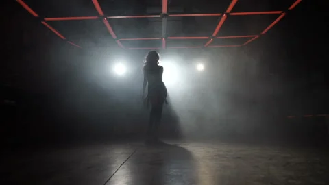 The dancer approaches the camera Видео 86530761