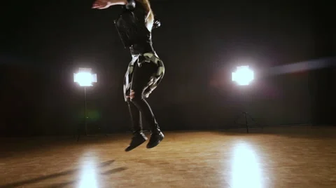 Dancer blonde doing the splits Stock-Footage 68396278