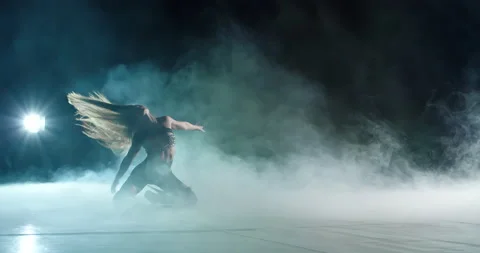 The dancer dances impressively in the smoke Video stock 153595363