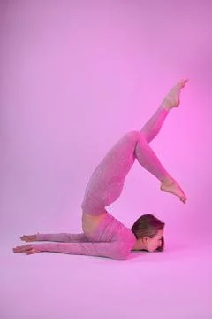 A dancer demonstrates dance warm-up movements in the style of modern dance on a Foto stock