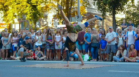 Dancer demonstrates elements of break dance in the street, style of street dance Vídeo Stock 66878634