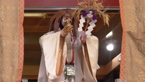 Dancer with an eagle mask making a dance during the festival of the rooster. Video stock 141965528