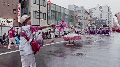 Dancer in Elaborate Pink Ruffled Gown Twirling Mid Parade Видео 346189313
