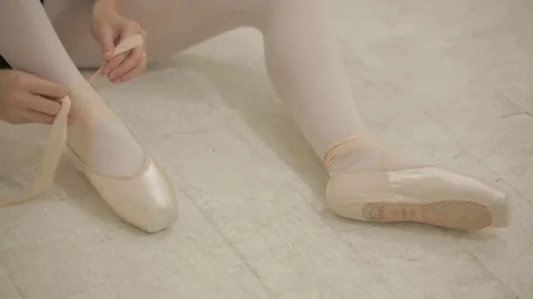 Dancer that  fasten the shoes Video stock 128797989