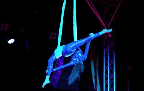 Dancer hanging on tapes Foto stock