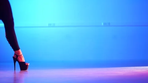 Dancer legs in high heels, strip dance 库存影片 107439357